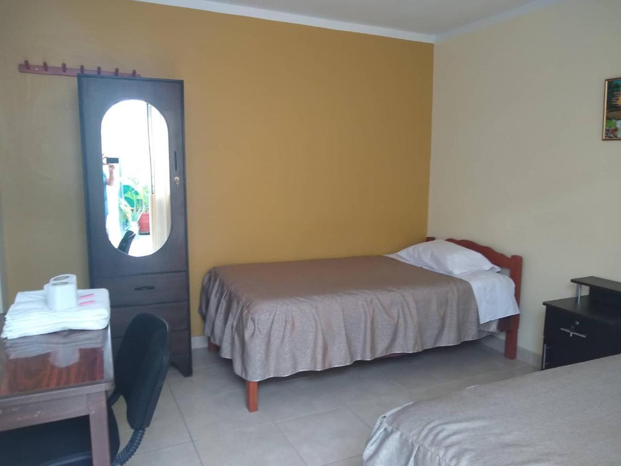 Hospedaje Golden Inn กามานา ภายนอก รูปภาพ